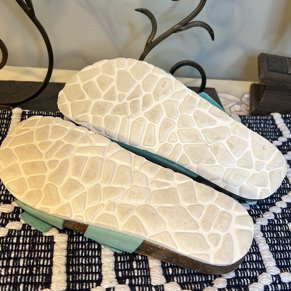 Bio Gold Sandals turquoise slip on, size 7.5 - Picture 6 of 8